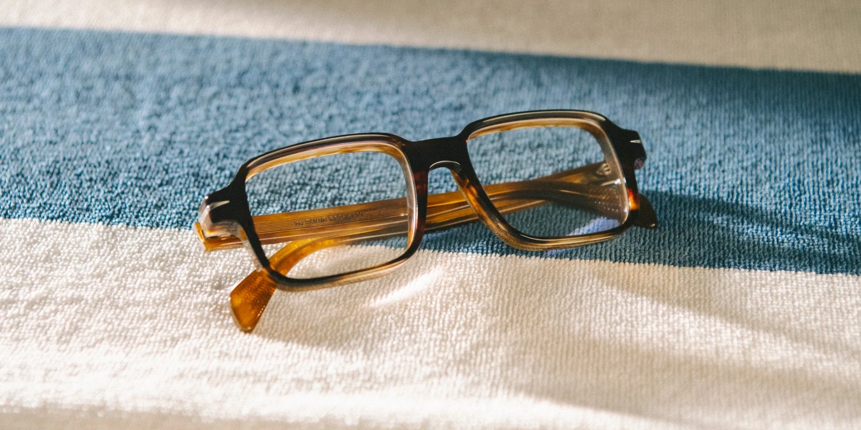 Monture de vue Eyewear by David Beckham en écaille, disponible chez La Lunetterie à Amiens
