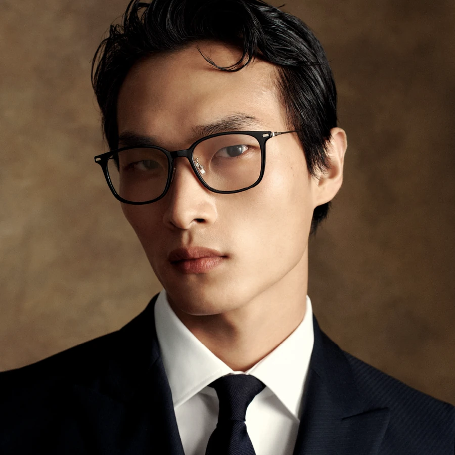 Homme portant des lunettes de vue Boss, disponibles chez La Lunetterie à Amiens