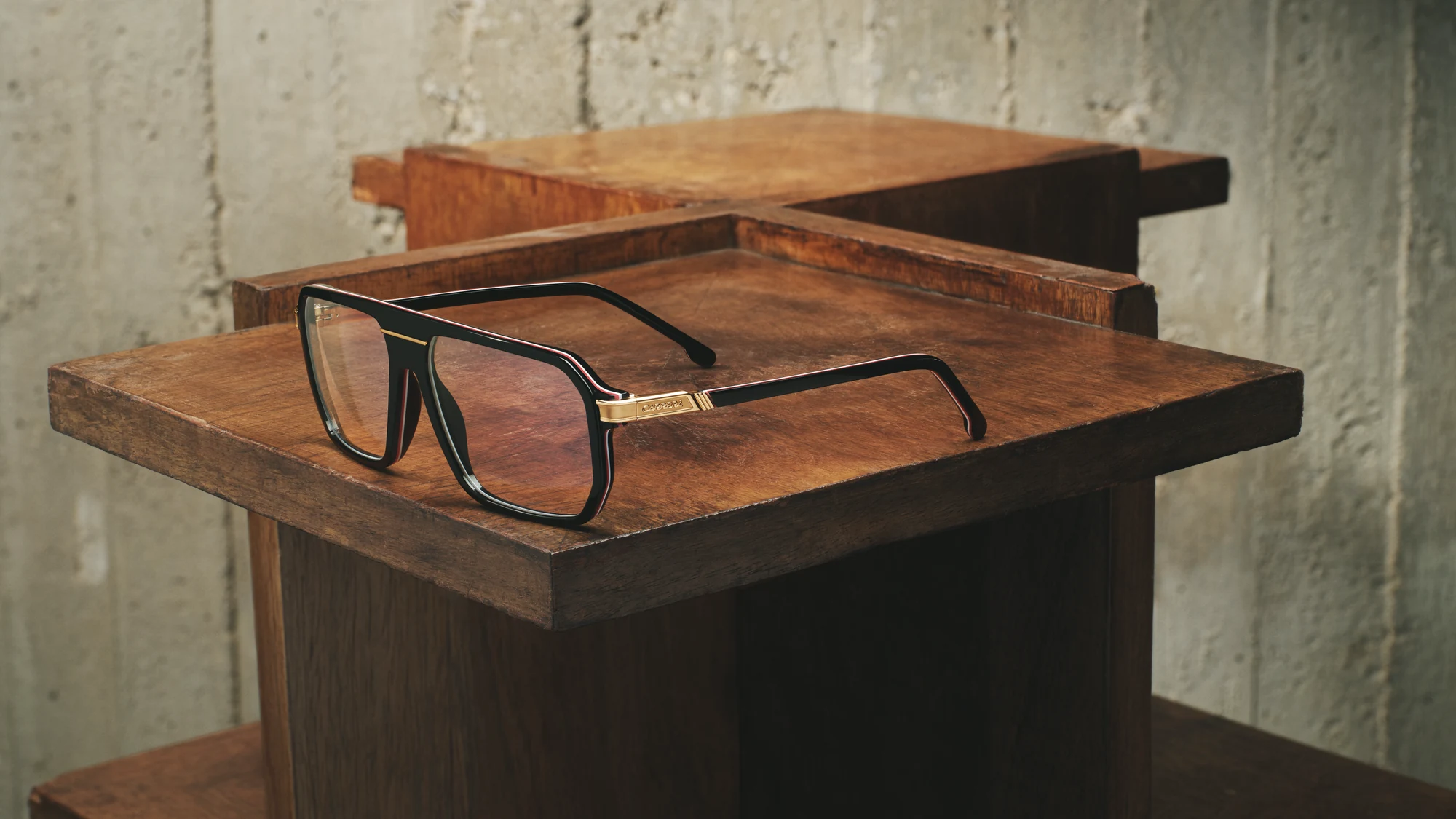 Lunettes de vue Carrera posées sur un socle en bois, La Lunetterie à Amiens