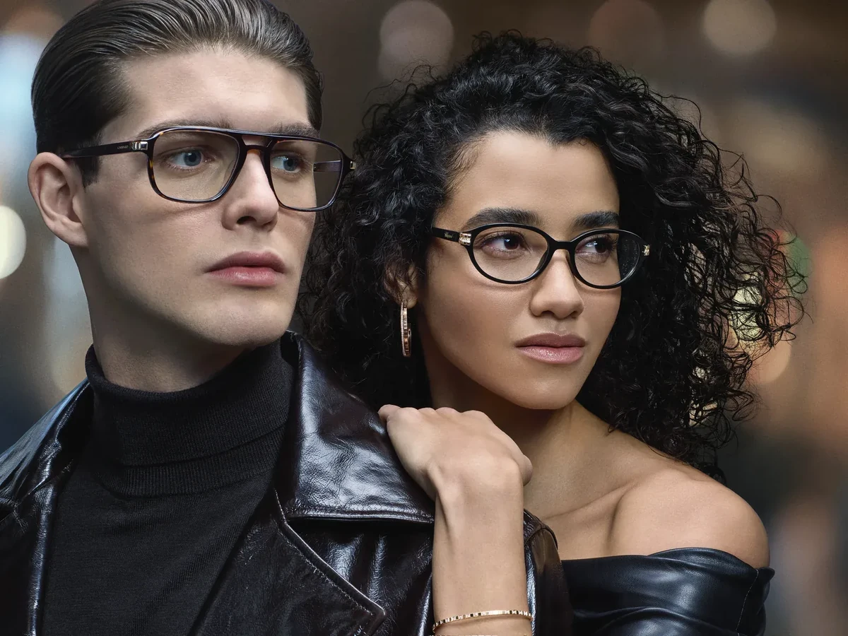 Couple portant des lunettes de vue Chopard, disponibles chez La Lunetterie à Amiens
