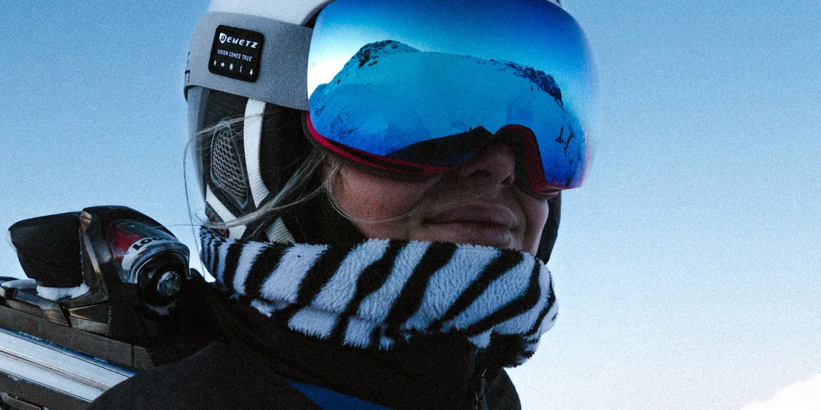 Skieuse portant un masque de ski Demetz, disponible chez La Lunetterie à Amiens