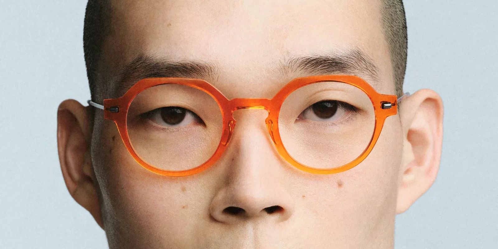 Homme portant une monture de vue lool orange, disponible chez La Lunetterie à Amiens