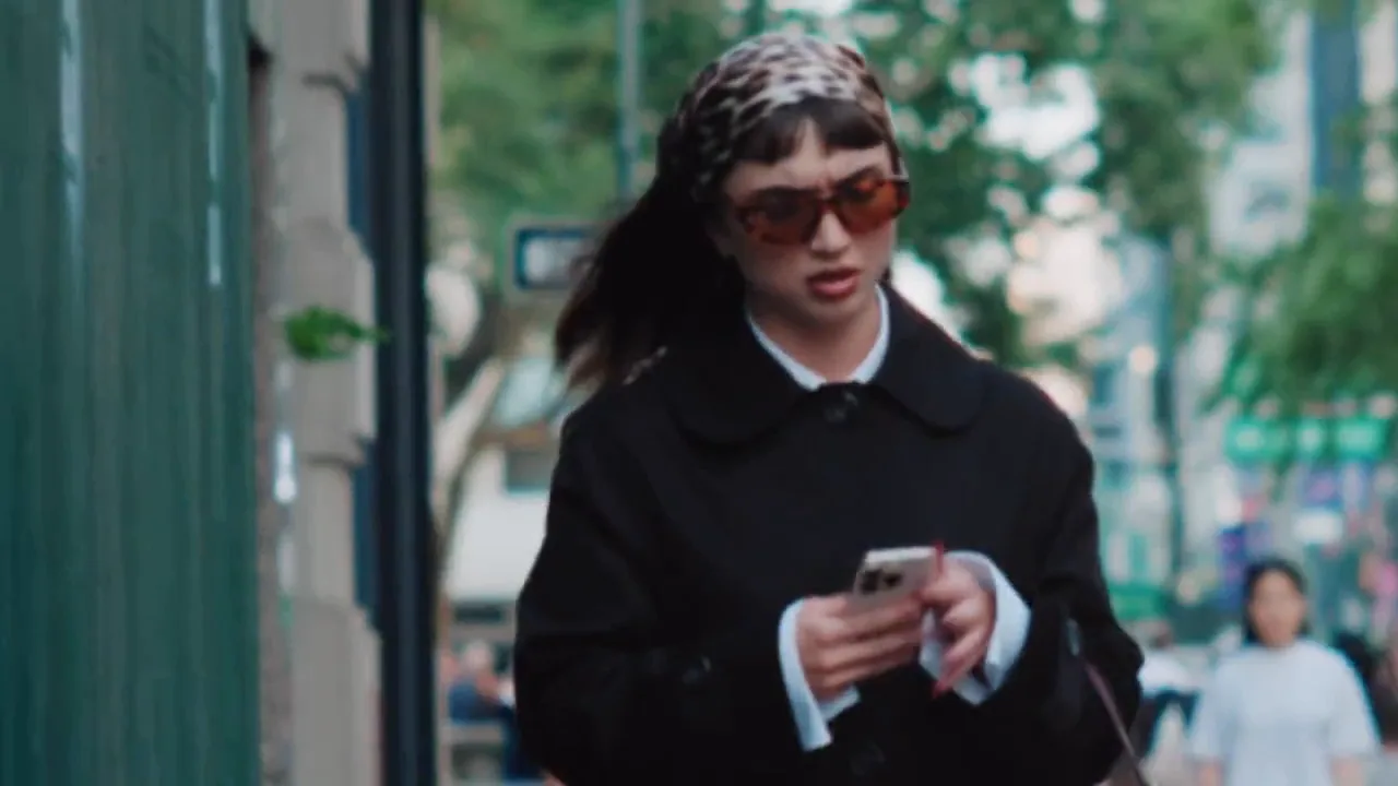 Femme portant des lunettes Marc Jacobs, disponibles chez La Lunetterie à Amiens