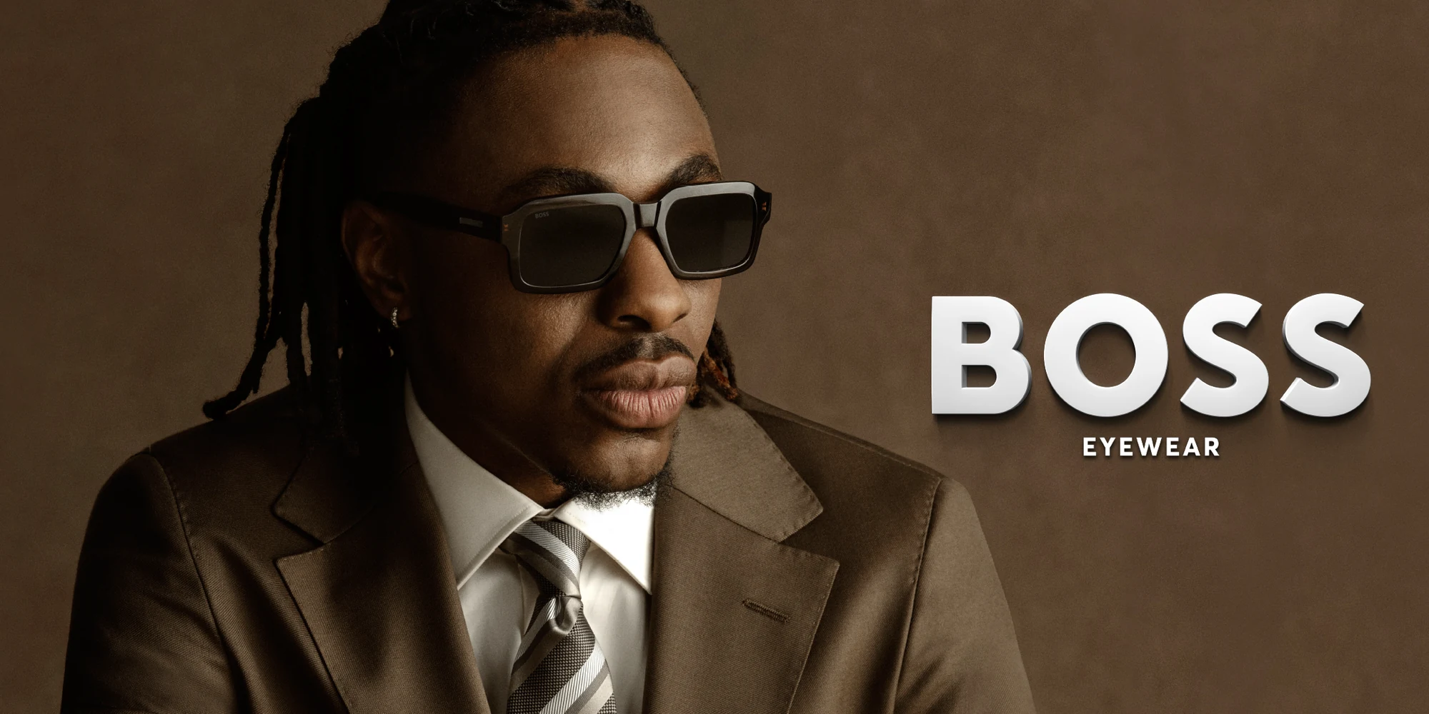 Homme en costume portant des lunettes Boss, disponibles chez La Lunetterie à Amiens