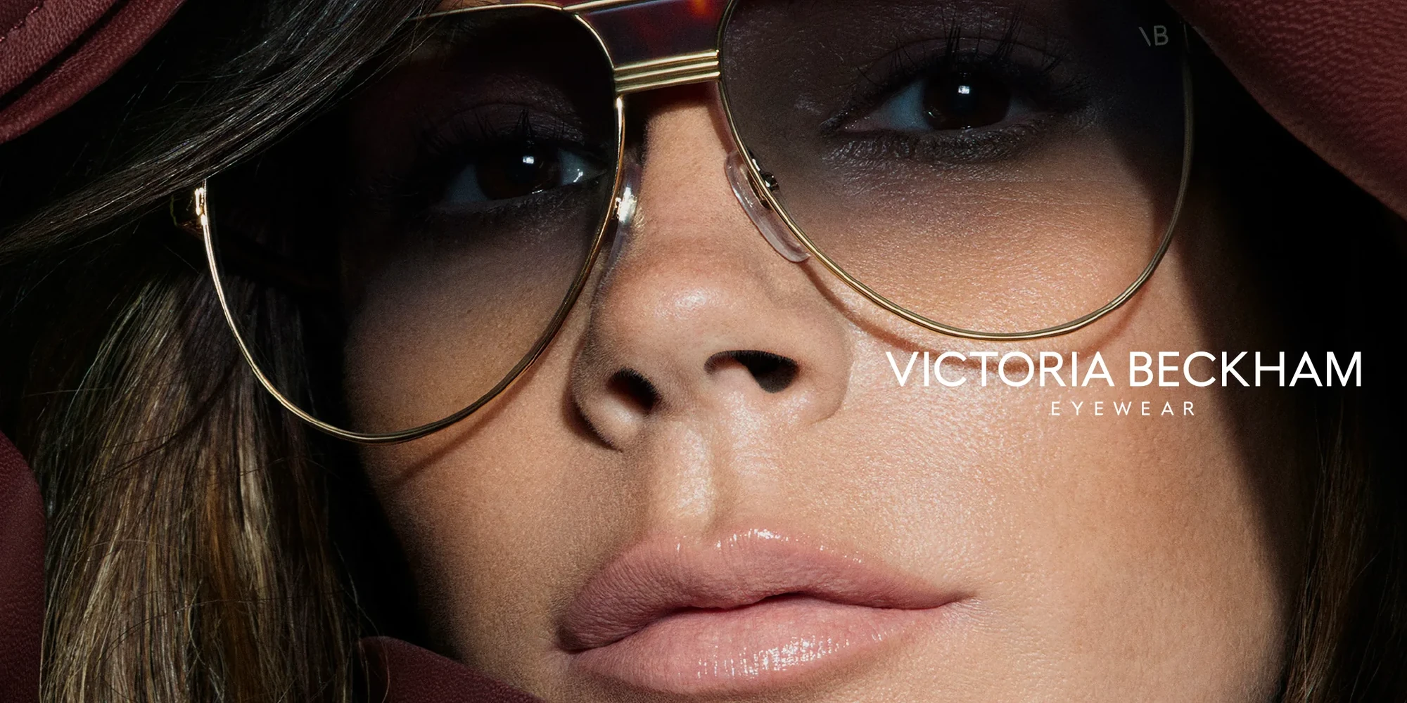 Femme portant des lunettes Victoria Beckham, disponibles chez La Lunetterie à Amiens